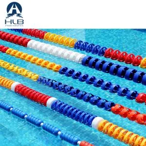 Blå og røde tau ved bassengkanten